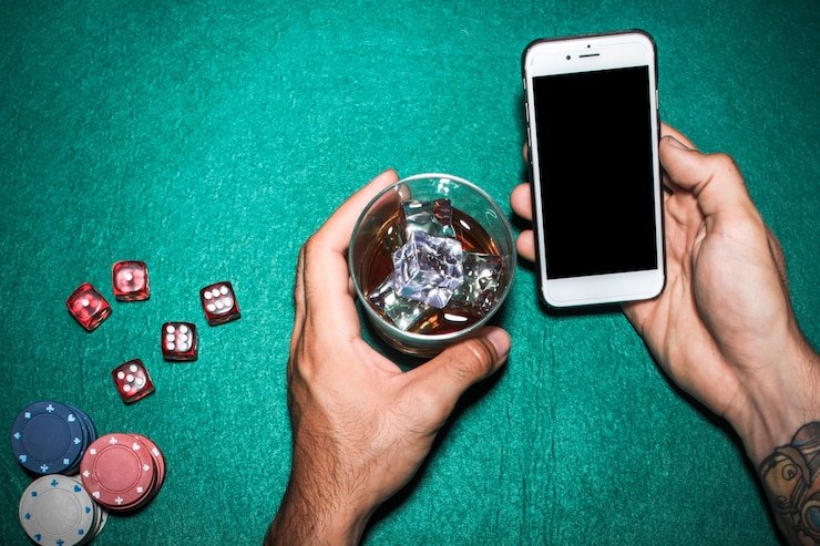 Pengguna meninjau informasi dokumen mobile